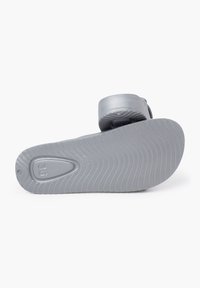 Sandal grigio in gomma con fondo testurizzato e scanalature per migliorare la presa, tacco posteriore arrotondato e cinturino regolabile per maggior comfort. Taglia 36 indicata.