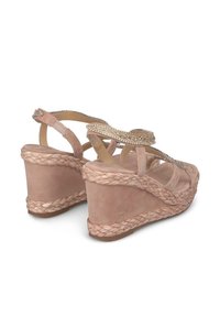 Sandali con zeppa in suede nude, dotati di tacco in juta intrecciata, fasce decorate e una texture liscia.
