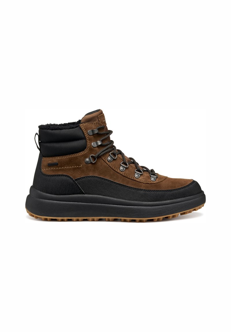 Bota de senderismo marrón y negra con parte superior de ante y textil, ojales de metal, collar acolchado y suela de goma con patrón de tracción.