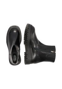 Bocanci de gleznă din piele neagră cu un finisaj neted, fermoar lateral și talpă texturată robustă. Au vârful rotund și detalii de cusătură minime.