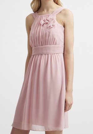 Robe sans manches rose clair jusqu'au genou avec corsage plissé, large ceinture et détail en tissu floral sur une épaule.