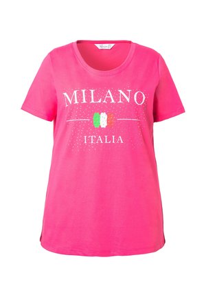 T-shirt en coton rose avec les inscriptions "MILANO" et "ITALIA", avec des rayures vertes, blanches et rouges en dessous, et des accents en strass partout.