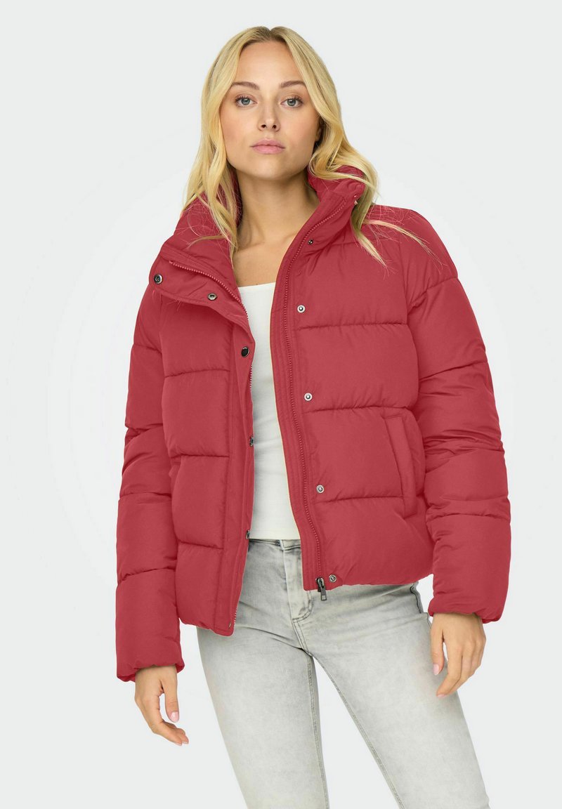 Giacca imbottita rossa con colletto alto, bottoni a scatto e tasche con zip. Il design presenta una forma ampia e una superficie in tessuto liscia.