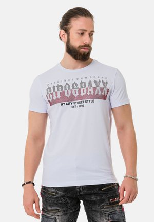 Weißes T-Shirt mit kurzen Ärmeln und grafischem Text in Rot und Schwarz. Das Design umfasst "ORIGINAL BRAND" und "NY CITY STREET STYLE EST. 1996."