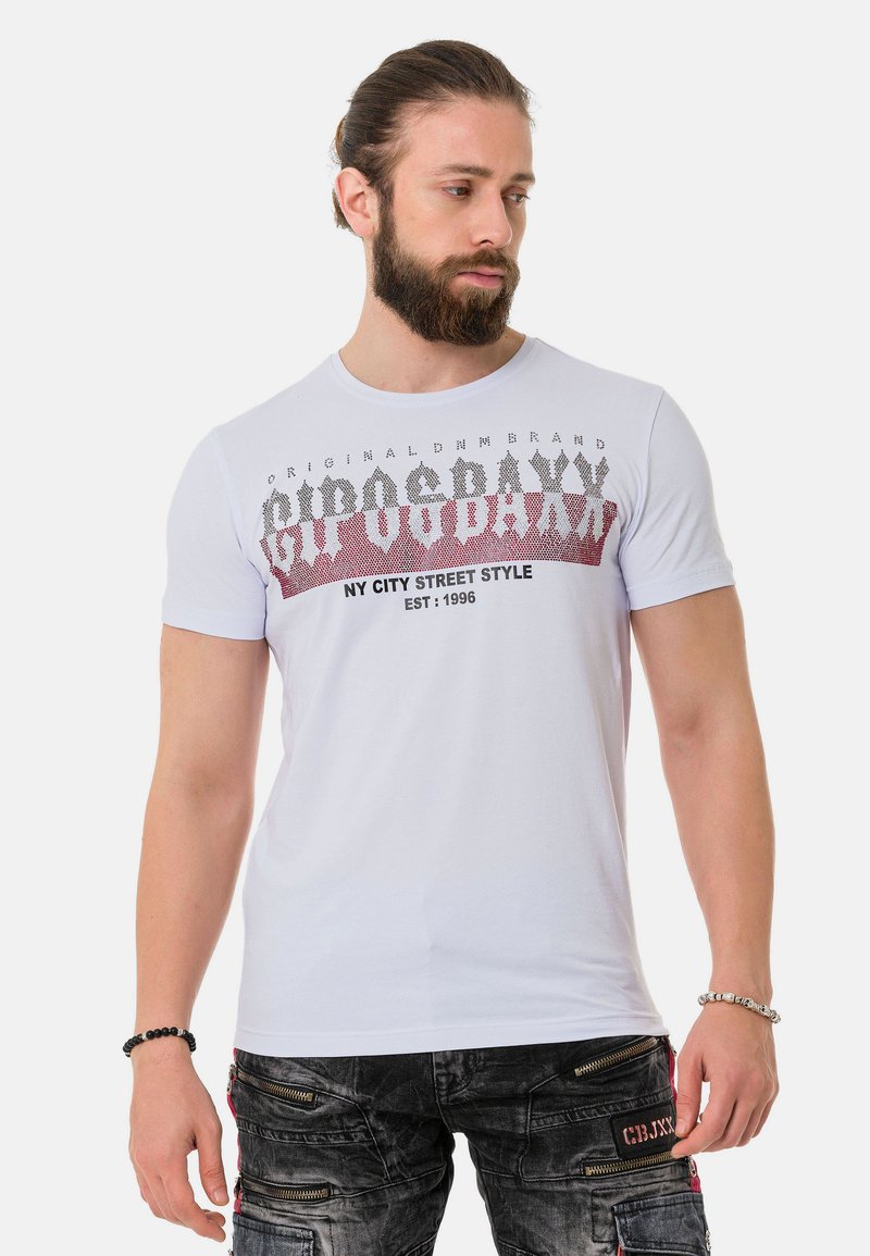 Weißes T-Shirt mit kurzen Ärmeln und grafischem Text in Rot und Schwarz. Das Design umfasst "ORIGINAL BRAND" und "NY CITY STREET STYLE EST. 1996."