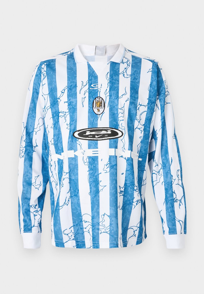 Camiseta de fútbol de manga larga a rayas azul y blanca con un patrón texturizado. Presenta un cuello, un logo y acentos negros. Tela ligera.