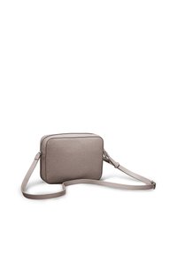 Hnědá texturovaná crossbody taška s obdélníkovým tvarem, embosovaným logem a odnímatelným popruhem. Zipové zapínání nahoře.