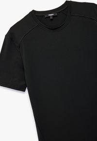 Czarny t-shirt z krótkim rękawem wykonany z gładkiego materiału, z okrągłym dekoltem i subtelnymi detalami szwów. Idealny do codziennych lub sportowych stylizacji.