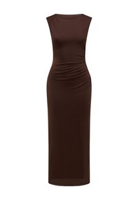 Robe midi marron sans manches en tissu lisse et extensible. Elle présente un ruché sur les côtés pour ajouter de la texture et une silhouette ajustée. Pas d'accents visibles.