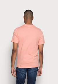 Nike Sportswear CLUB TEE - T-shirt básica - lt madder root