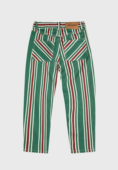 Pantalones de rayas verdes con rayas verticales en rojo y blanco. Dos bolsillos traseros, cinturilla reforzada y parche de marca de cuero visible.