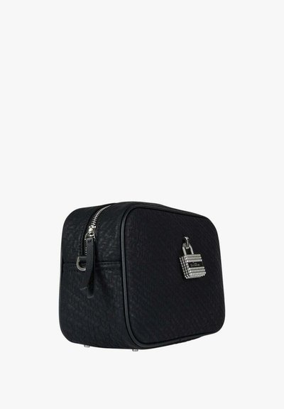 Borsa rettangolare nera con trama, dotata di cerniera argento e dettaglio di lucchetto metallico impreziosito da strass. Finitura liscia effetto pelle.