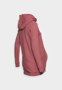 Sweatshirt à capuche en rose chiné, avec des manches longues, une poche frontale et une coupe décontractée avec une texture douce.