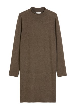 Langarmige jurk met hoge hals van bruin gebreide stof. Eenvoudig ontwerp met een rechte silhouet en minimale details. Geen zakken of versieringen.