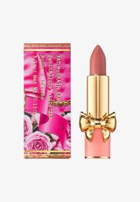 Lippenstift in einer gold- und pinkfarbenen Hülle mit einer Schleifenverzierung. Die Verpackung zeigt ein florales Design und eine leuchtend pinke Schachtel mit goldener Schrift.