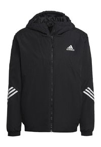 Chaqueta ligera negra con capucha, cierre frontal y logo de Adidas en blanco. Presenta detalles de tres rayas blancas en las mangas. Tejido duradero.