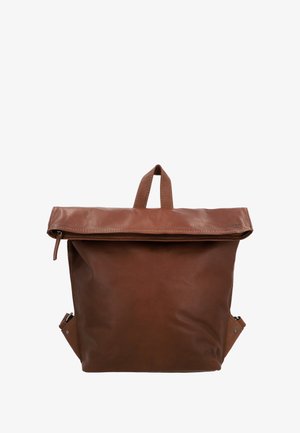 Brun læder rygsæk med rullet top, lynlåslukning og justerbare sidestraps. Glat tekstur og subtile syninger.