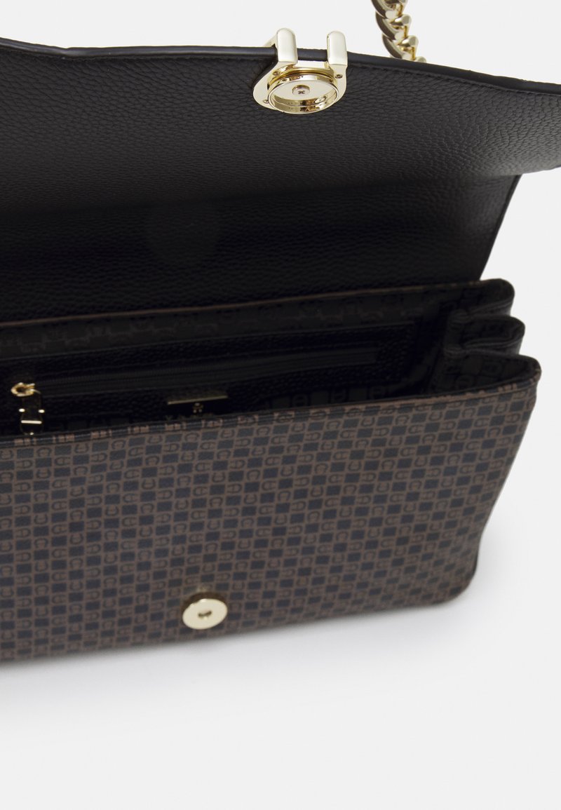 Schwarze Kunstleder-Handtasche mit einer gemusterten braunen Klappe. Verfügt über einen goldenen Verschluss und mehrere Innenfächer zur Organisation.