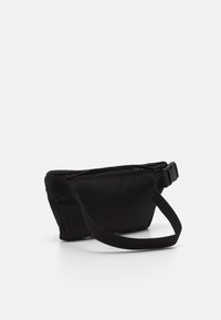 Czarna materiałowa torba na ramię o prostokątnym kształcie, z regulowanym paskiem, zamknięciem na zamek oraz trwałą teksturą.