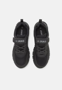 Chaussures de sport noires en mesh et matériaux synthétiques, avec un système de laçage, une sangle ajustable en Velcro, et des semelles en caoutchouc texturé.