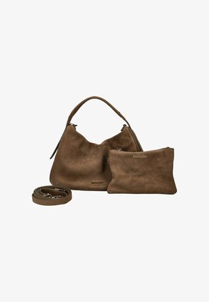 Bruine suède handtas met een bovenhandvat, een bijpassend klein tasje en een afneembare schouderriem tegen een witte achtergrond.