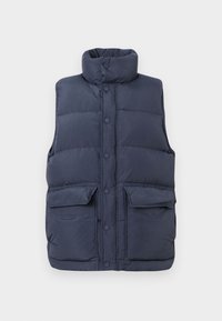 Chaleco azul marino acolchado con un cuello alto, botones a presión en el frente y dos grandes bolsillos frontales. Está hecho de un material ligero y acolchado.