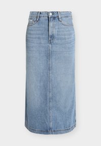 Φούστα από τζιν σε ανοιχτό μπλε, μέχρι το γόνατο, με εμπρόσθια ραφή, θηλιές για ζώνη, κλείσιμο με κουμπιά και τσέπες, σε λευκό φόντο.