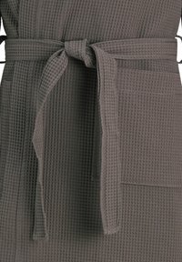Peignoir grisé en texture gaufrée, doté d'une ceinture à nouer, de poches latérales et d'une coupe ample pour le confort. Les détails incluent un motif tissé et un tissu doux.