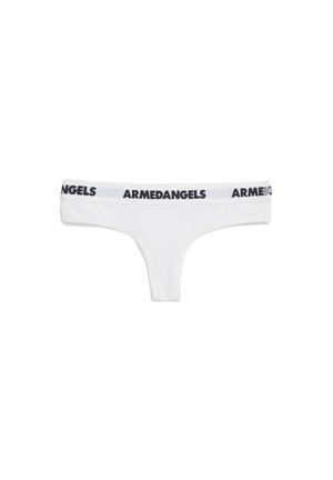 String blanc en tissu doux avec une ceinture logo "ARMEDANGELS" noire. Conçu pour offrir une couverture minimale et une silhouette élégante.