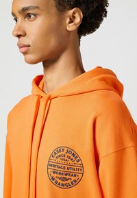Wrangler CASEY JONES HOODIE Felpa con cappuccio red orange