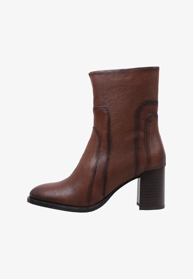 Sandra Fontán Bottines - camel