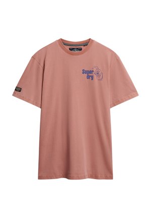 Roze katoenen t-shirt met korte mouwen, met een blauwe grafische print van "Super dry" en een illustratie aan de voorkant, en een stoffen label op de mouw.