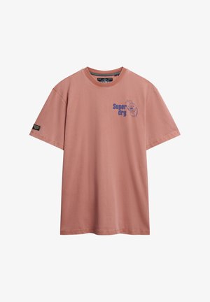 Roze katoenen t-shirt met korte mouwen, met een blauwe grafische print van "Super dry" en een illustratie aan de voorkant, en een stoffen label op de mouw.