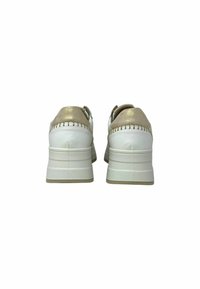 Sneaker platform bianchi con tacco metallico dorato e dettagli beige, caratterizzati da cuciture decorative e una suola testurizzata.