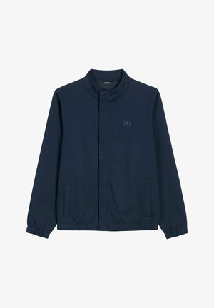 Granatowa kurtka zapinana na zamek z kołnierzem typu stójka, elastycznymi mankietami, dwoma przednimi kieszeniami z patkami oraz subtelnym, haftowanym logo na lewej piersi.