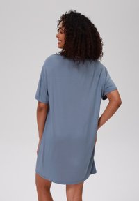 Abito azzurro chiaro con maniche corte e vestibilità rilassata, dotato di scollo rotondo e orlo dritto, realizzato in un tessuto morbido e liscio.