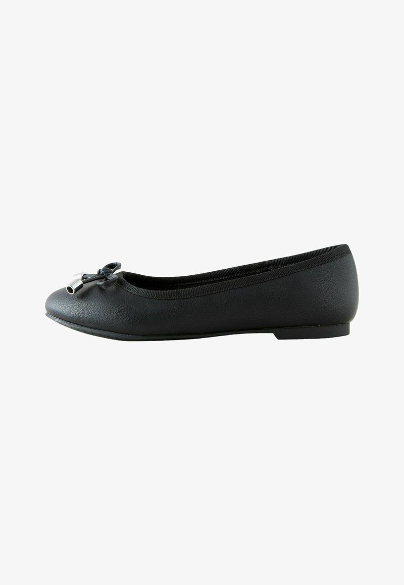 Chaussure de ballet plate noire avec bout rond, petit nœud et embouts métalliques argentés sur fond blanc.
