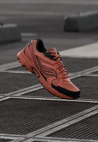 Saucony RIDE MILLENNIUM UNISEX Sneakers laag hot sauce/black