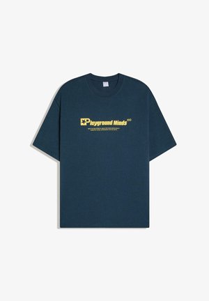 Marineblaues T-Shirt mit kurzen Ärmeln und gelbem "Playground Minds"-Schriftzug sowie Sternlogo, zentriert auf der Brust.