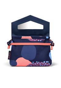 Navyfarbene Stofftasche mit einem geometrischen Muster in Hellblau, Koralle und Pink, ausgestattet mit einer ausgeschnittenen Grifföffnung und einem Kordelzugverschluss.