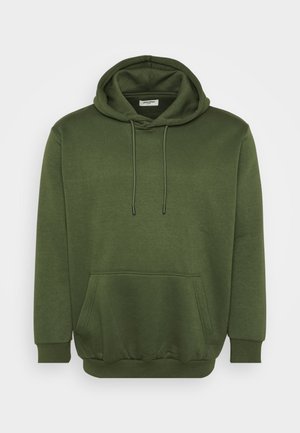 Hanorac cu glugă de culoare verde măsliniu, fabricat dintr-un material moale, având un cordon la glugă, buzunar frontal și manșete și tiv cu model canelat.