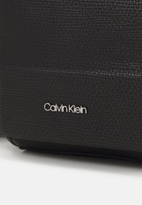 Calvin Klein MINIMALISM CUBE REPORTER UNISEX - Torba na ramię