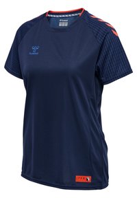 T-shirt de sport bleu marine à manches courtes avec manches à motifs, bordure orange au col, logo hummel bleu sur la poitrine et étiquette orange "PRO" près de l’ourlet.