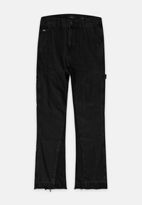 Pantaloni in denim nero con design a gamba dritta, caratterizzati da tasche frontali, orlo leggermente sfilacciato e un asola laterale per il fissaggio.