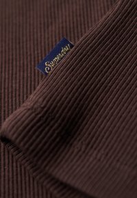 Superdry & Co ESSENTIAL brązowy