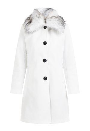 Cappotto bianco di lana con colletto in pelliccia sintetica nelle tonalità di grigio, con taglio dritto, maniche lunghe e cinque bottoni neri sul davanti.