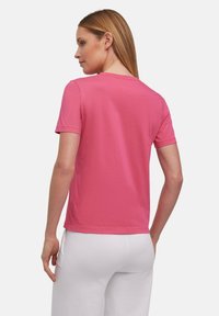 Korte mouw, ronde hals t-shirt in felroze katoen, met een gladde textuur en een relaxte pasvorm, weergegeven vanaf de achterkant.