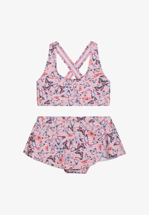 Dwuczęściowy strój kąpielowy z różowym nadrukiem motyla na pasiastym tle. Góra ma krzyżujące się na plecach ramiączka; dół to spódnica.