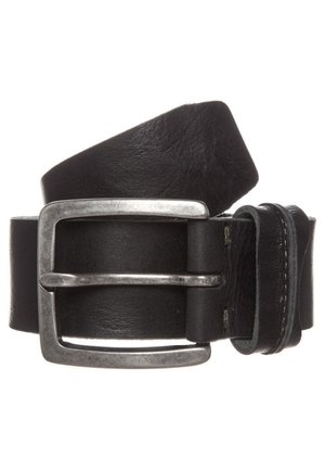 Zwarte leren riem opgerold met een grote, rechthoekige zilveren metalen gesp en gestikte randen aan het lusuiteinde.