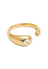 Anillo de metal dorado con un diseño curvado y suave, que presenta una piedra transparente en forma de pera engastada en un extremo abierto para un aspecto elegante.